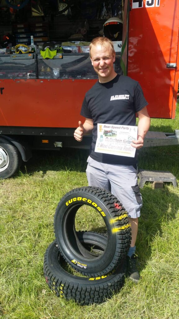 Nachtrennensieger Hannes Jirasek freut sich über die gewonnenen Reifen von Bear Speed Parts